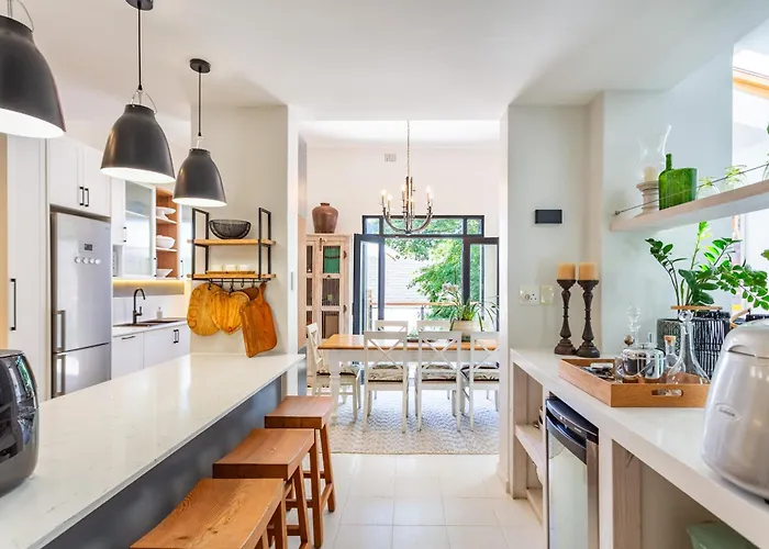 Home For 8 In Central Green Point